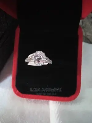 Quality Engagement Rings Available With the Gift Box