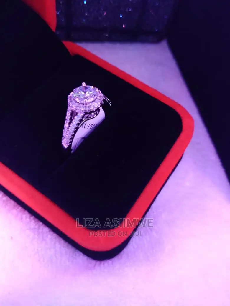 Quality Silver Engagement Rings Available With the Ring Box