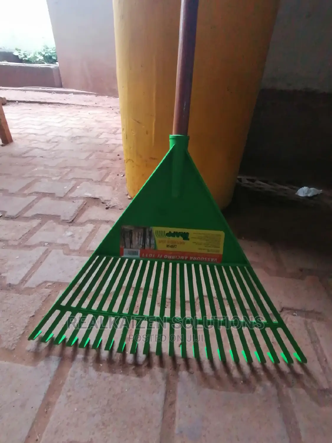 Brazil TRAPP 22teeth Durable Plastic Garden Rack With Handle
