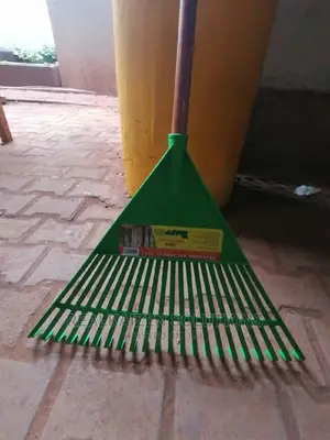 Brazil TRAPP 22teeth Durable Plastic Garden Rack With Handle