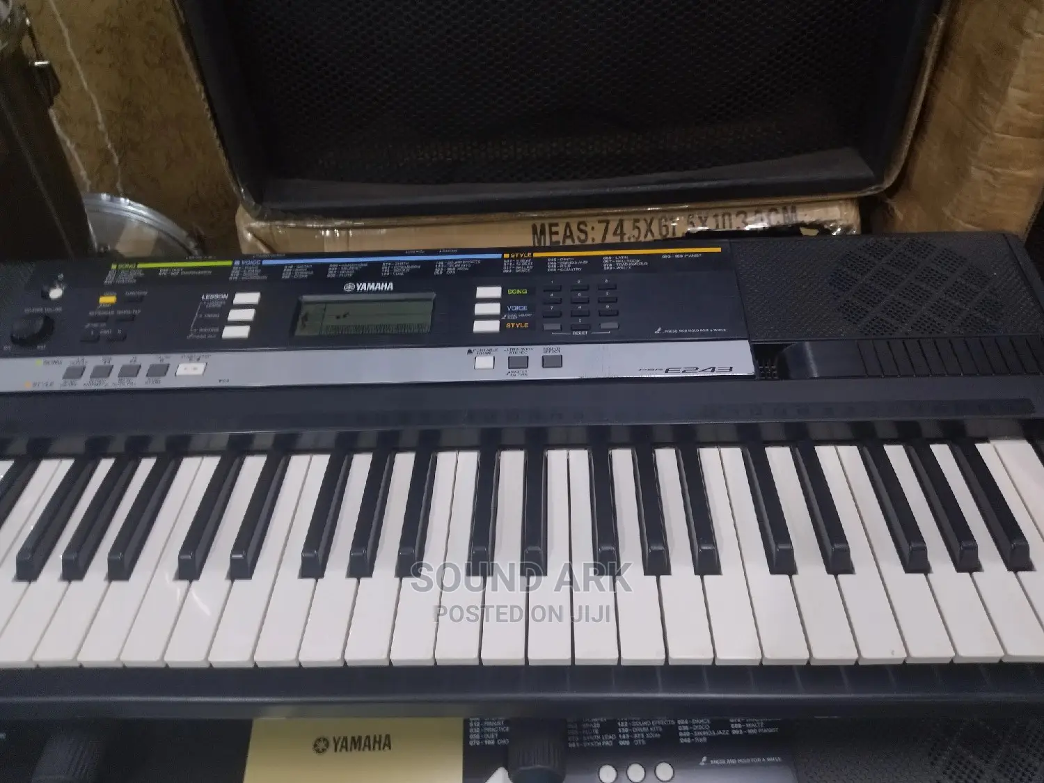 Keyboard Psr E243