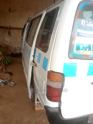 Toyota HiAce 2001 White