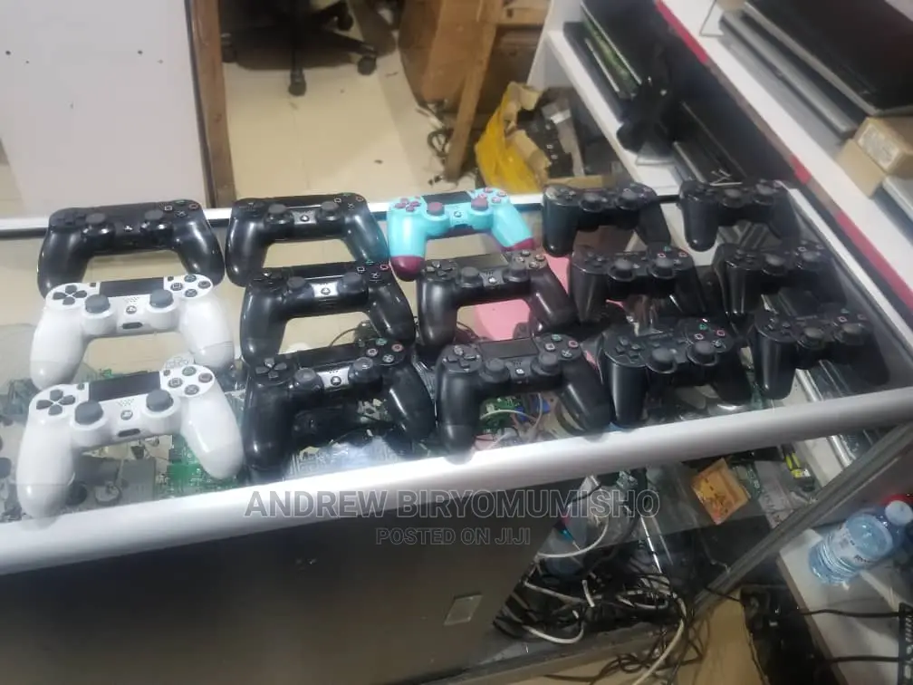 Original Ps4 3 Controllers