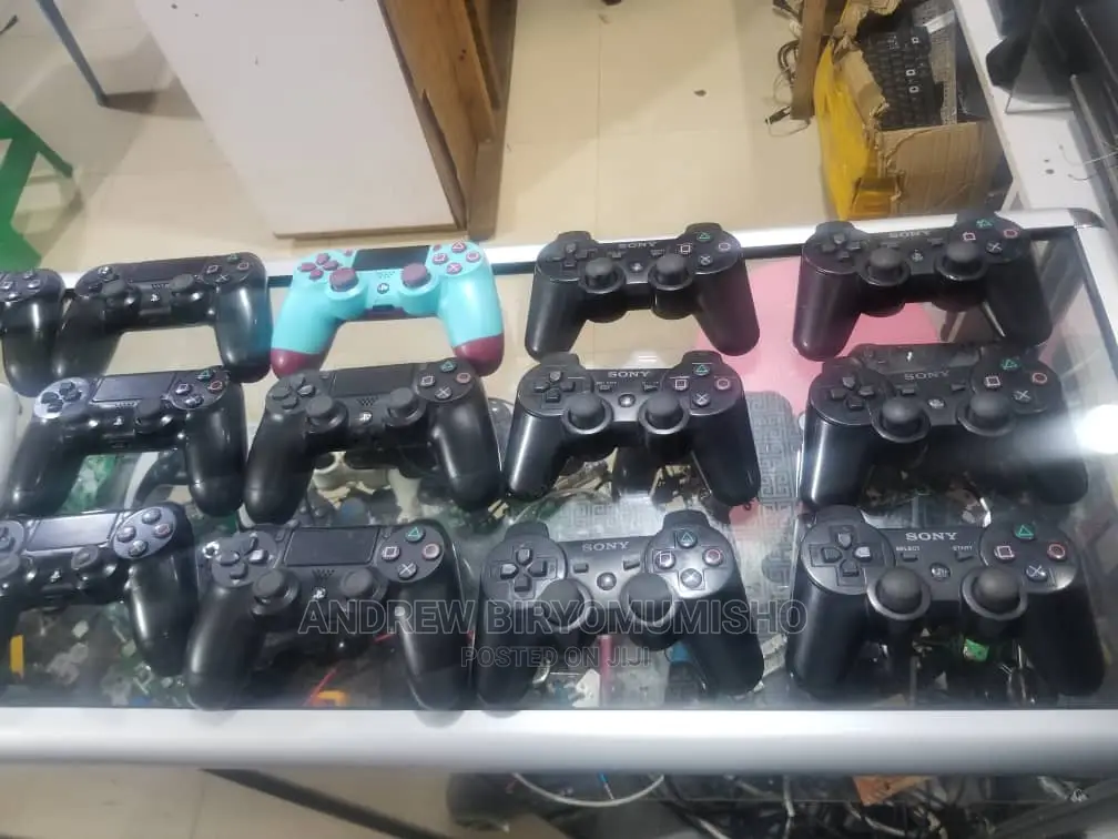 Original Ps4 3 Controllers