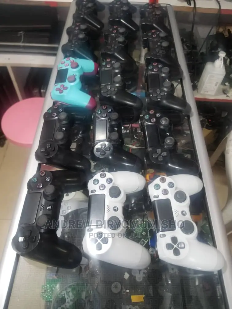 Original Ps4 3 Controllers