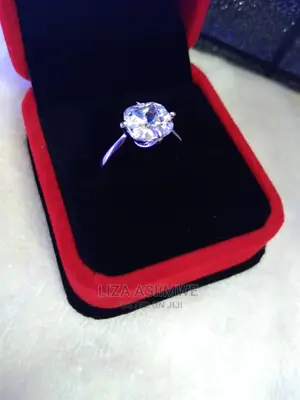 Classy Engagement Rings Available With the Ring Box
