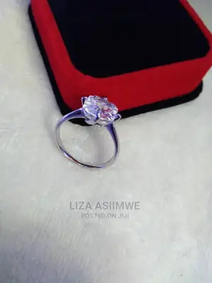 Classy Engagement Rings Available With the Ring Box