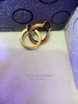 Simple Lady Earpins Available