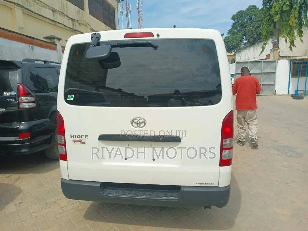 Toyota HiAce 2010 White
