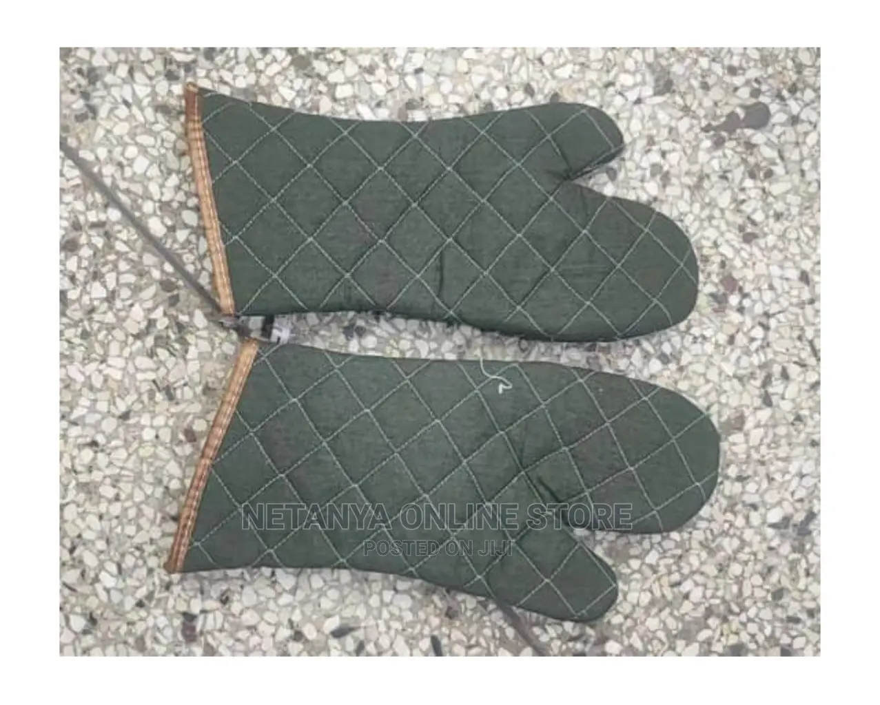 Fire Resistant Oven Mitt.