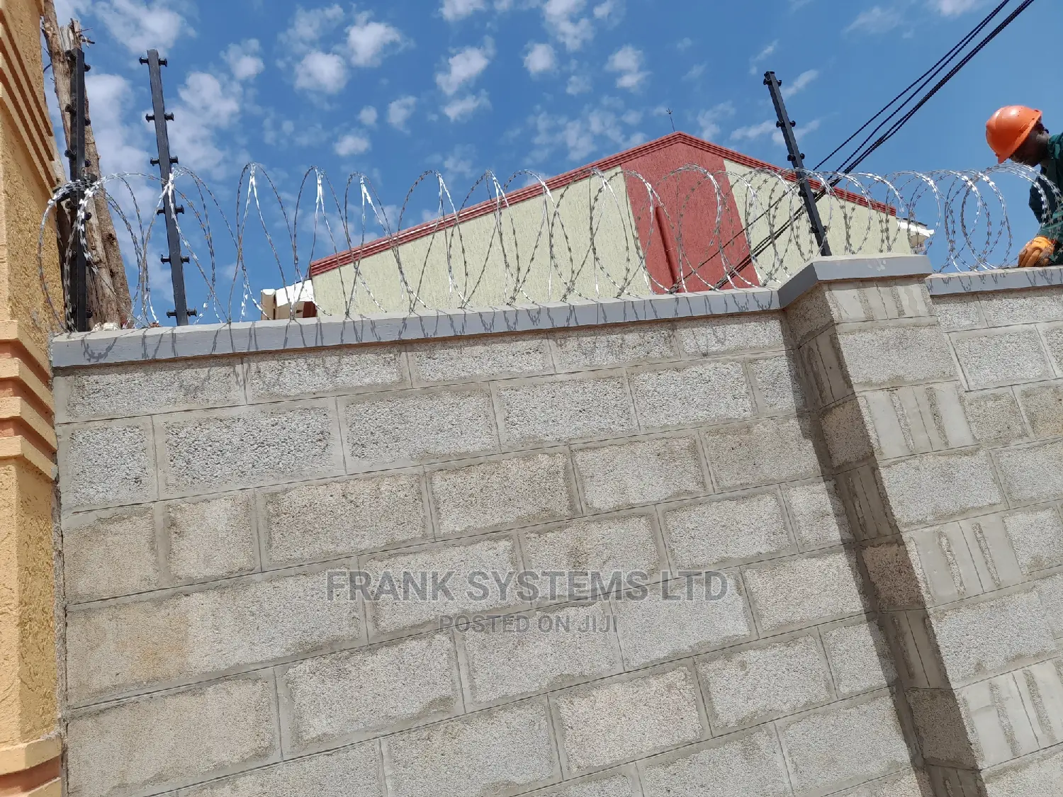 Electric Fence System With Razor