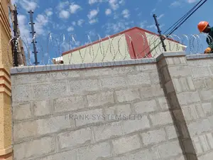 Electric Fence System With Razor