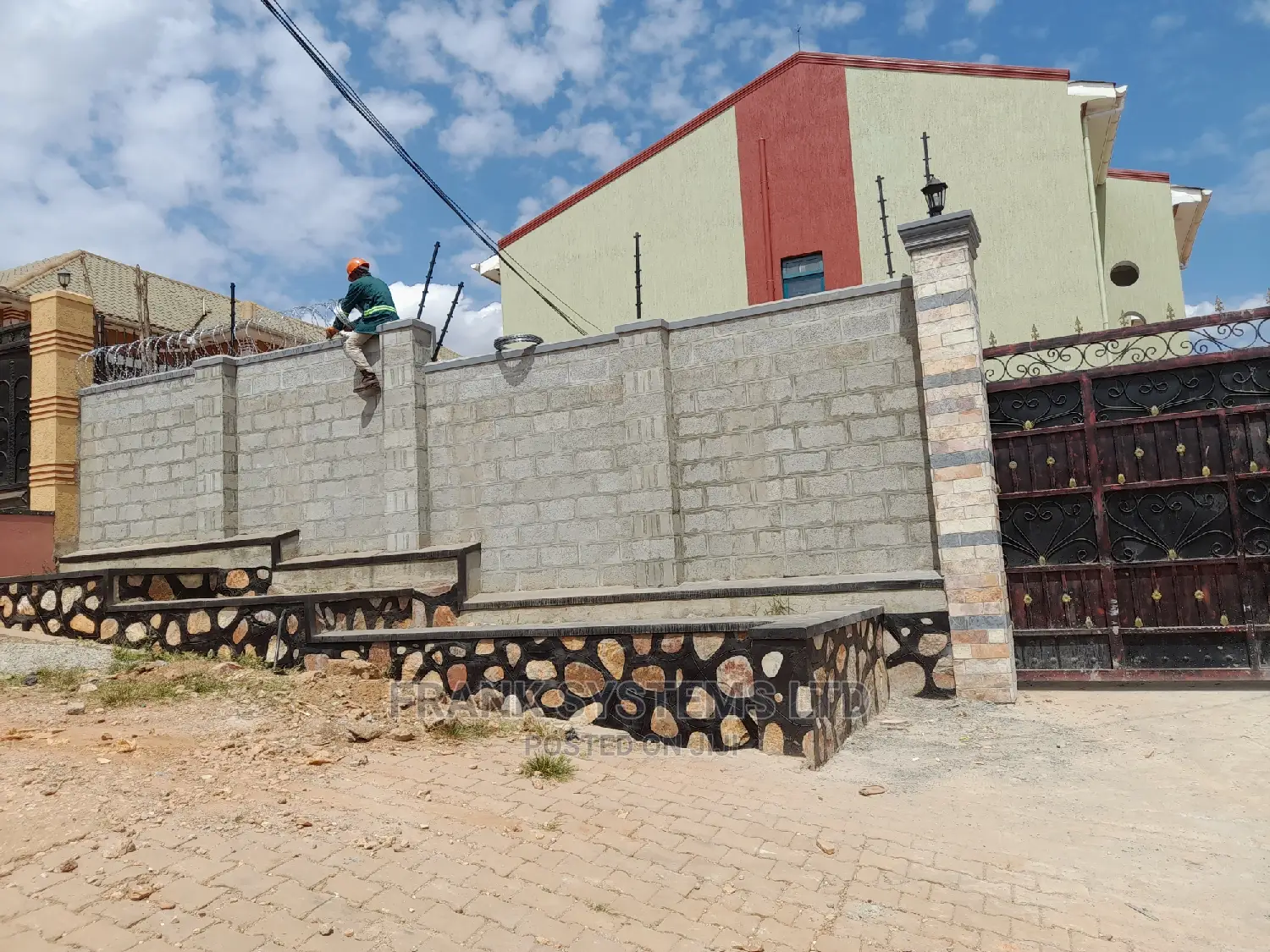 Electric Fence System With Razor
