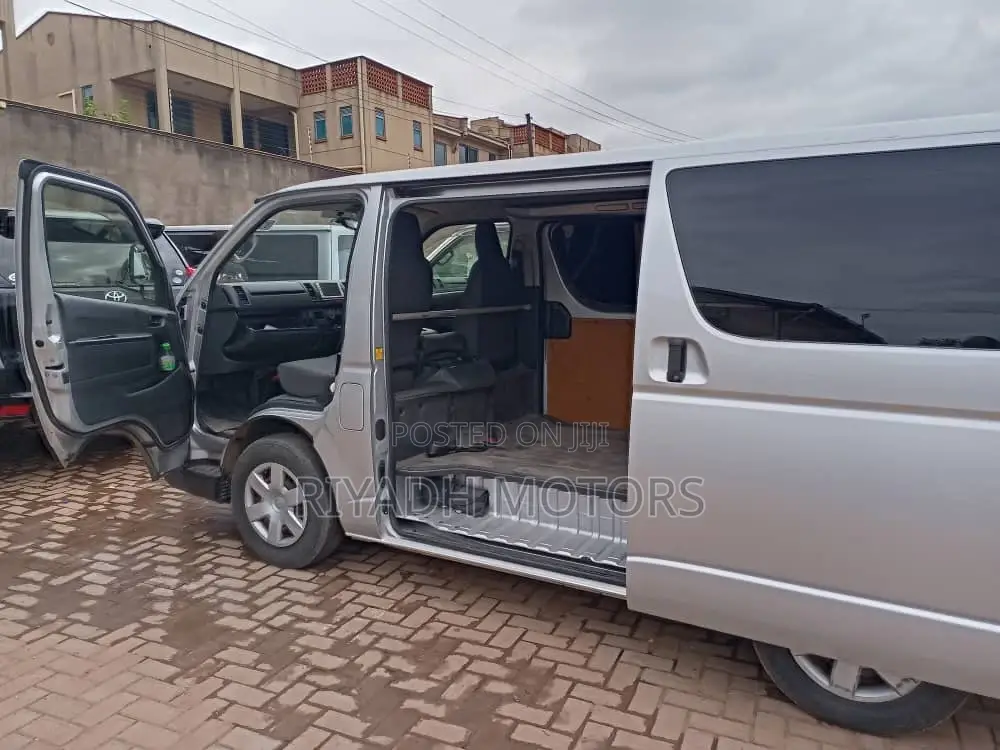 Toyota HiAce 2014 Silver