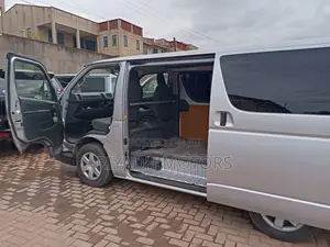 Toyota HiAce 2014 Silver