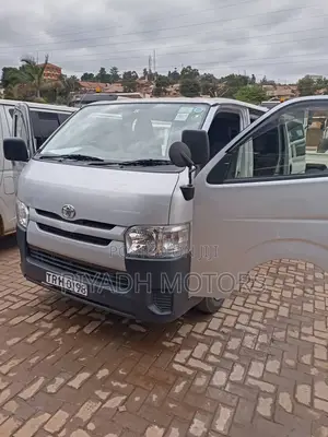 Toyota HiAce 2014 Silver