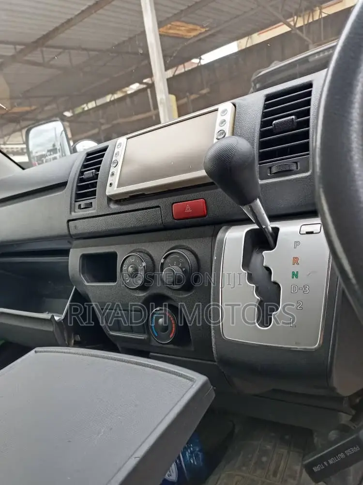 Toyota HiAce 2014 Silver