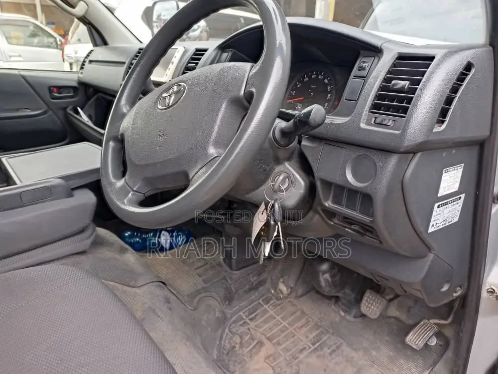 Toyota HiAce 2014 Silver