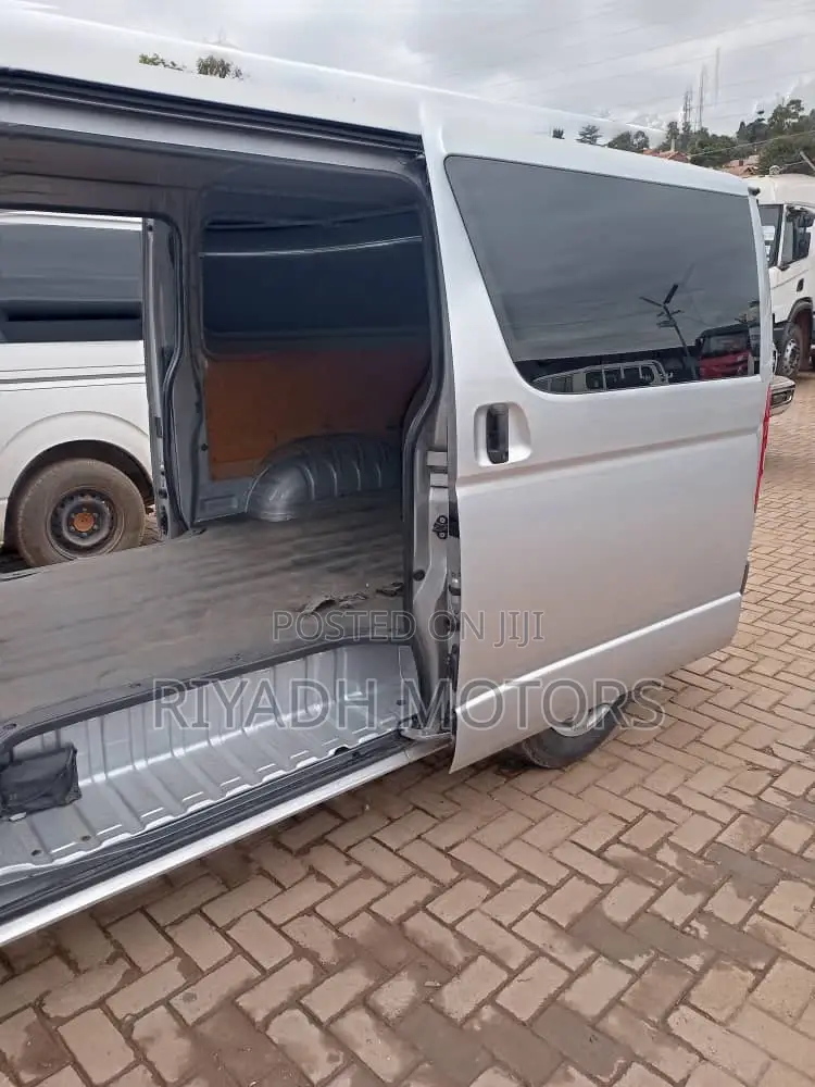 Toyota HiAce 2014 Silver