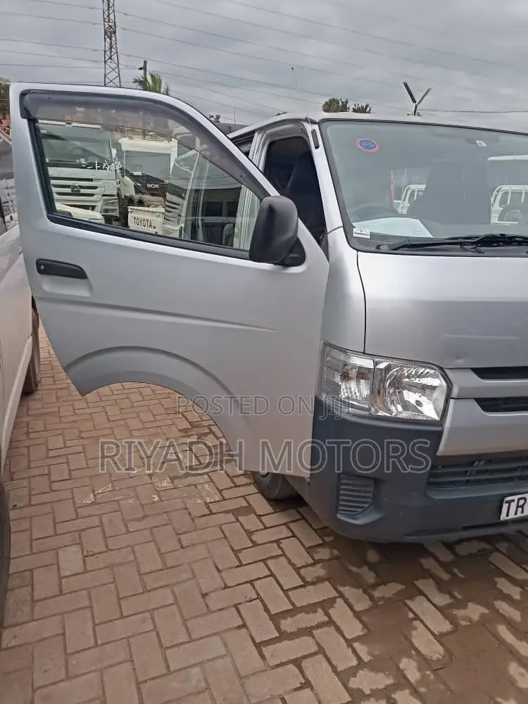 Toyota HiAce 2014 Silver
