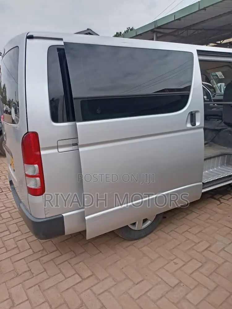 Toyota HiAce 2014 Silver