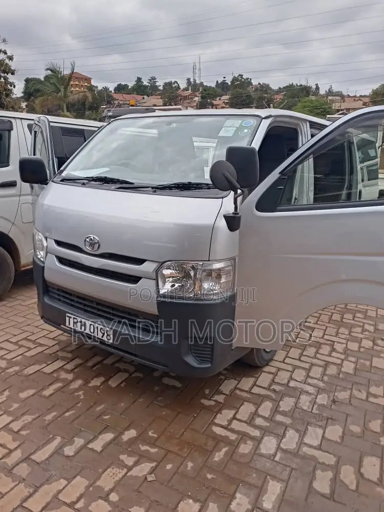 Toyota HiAce 2014 Silver