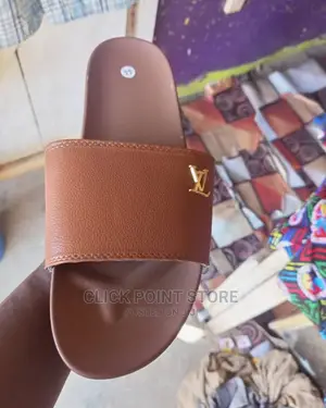 Lv Pushin Sandals / Steppers
