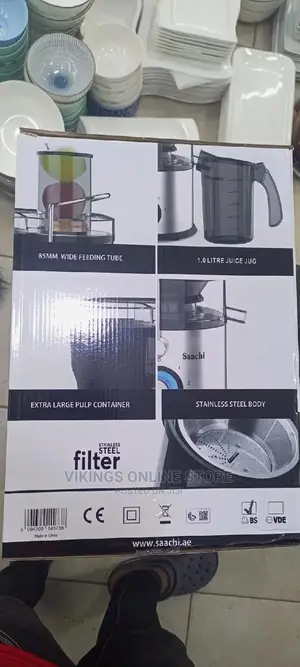 4 in 1 Saachi Juice Extractor / Blender.