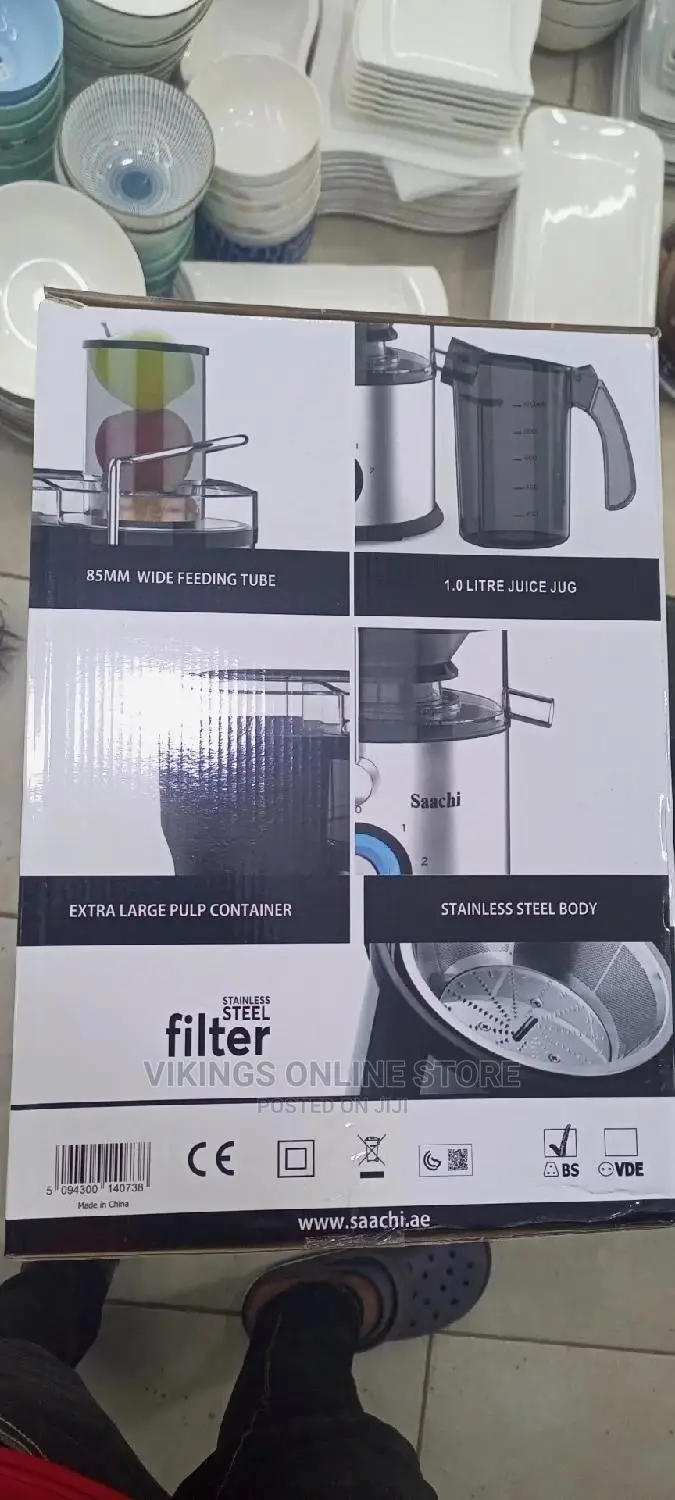 4 in 1 Saachi Juice Extractor / Blender.