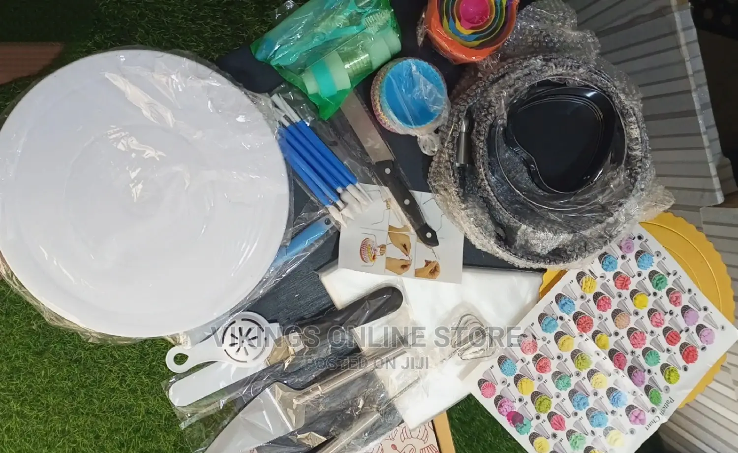 288 Pieces Cake Decorating Set.