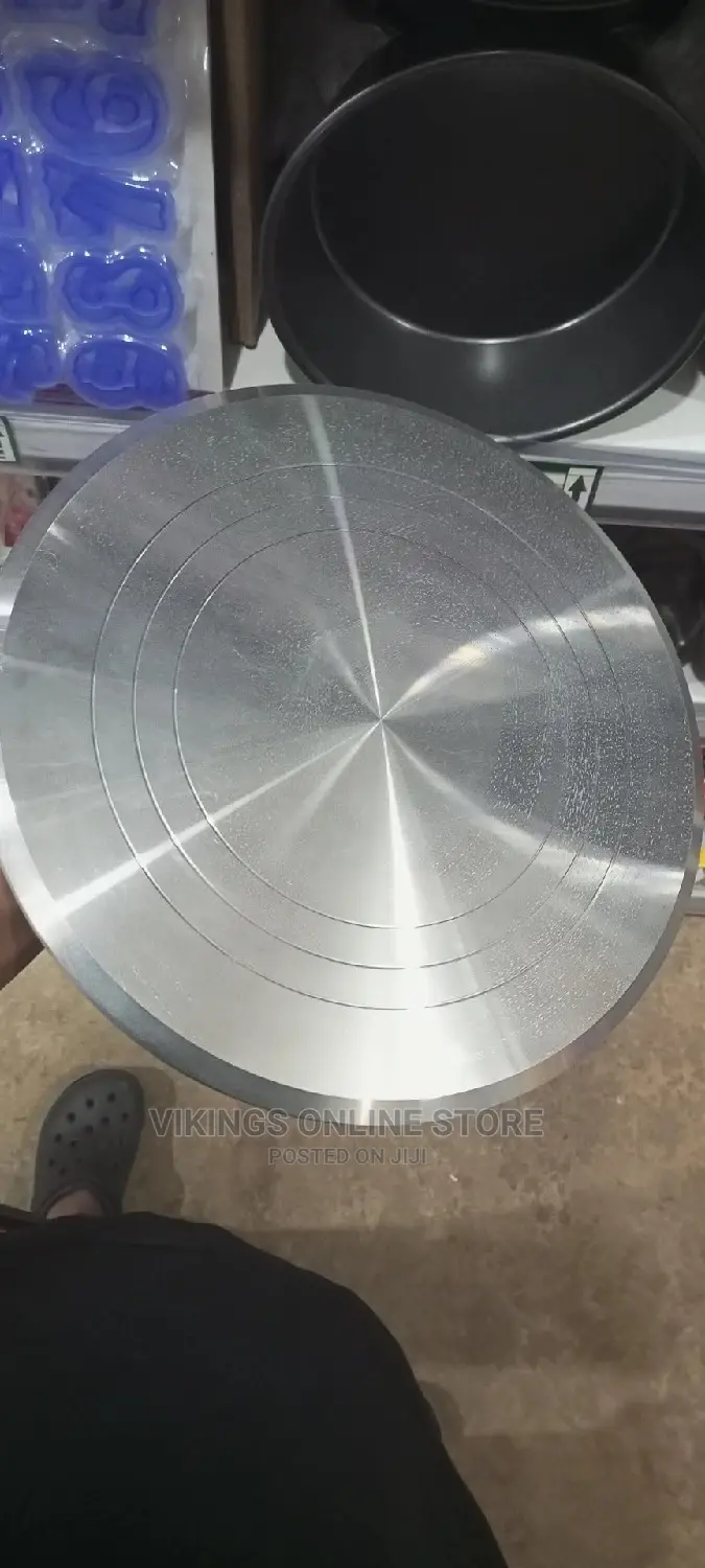 Rotating Metalic Cake Stand.