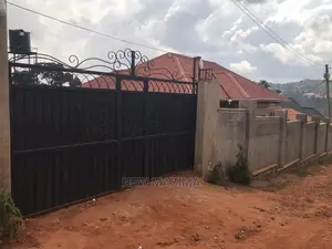 3bdrm Bungalow in Seguku Ntebe Rd, Central Division for sale