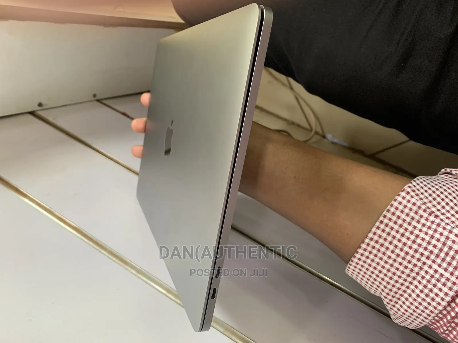 New Laptop Apple MacBook Pro 2020 8GB Intel Core I5 SSD 256GB