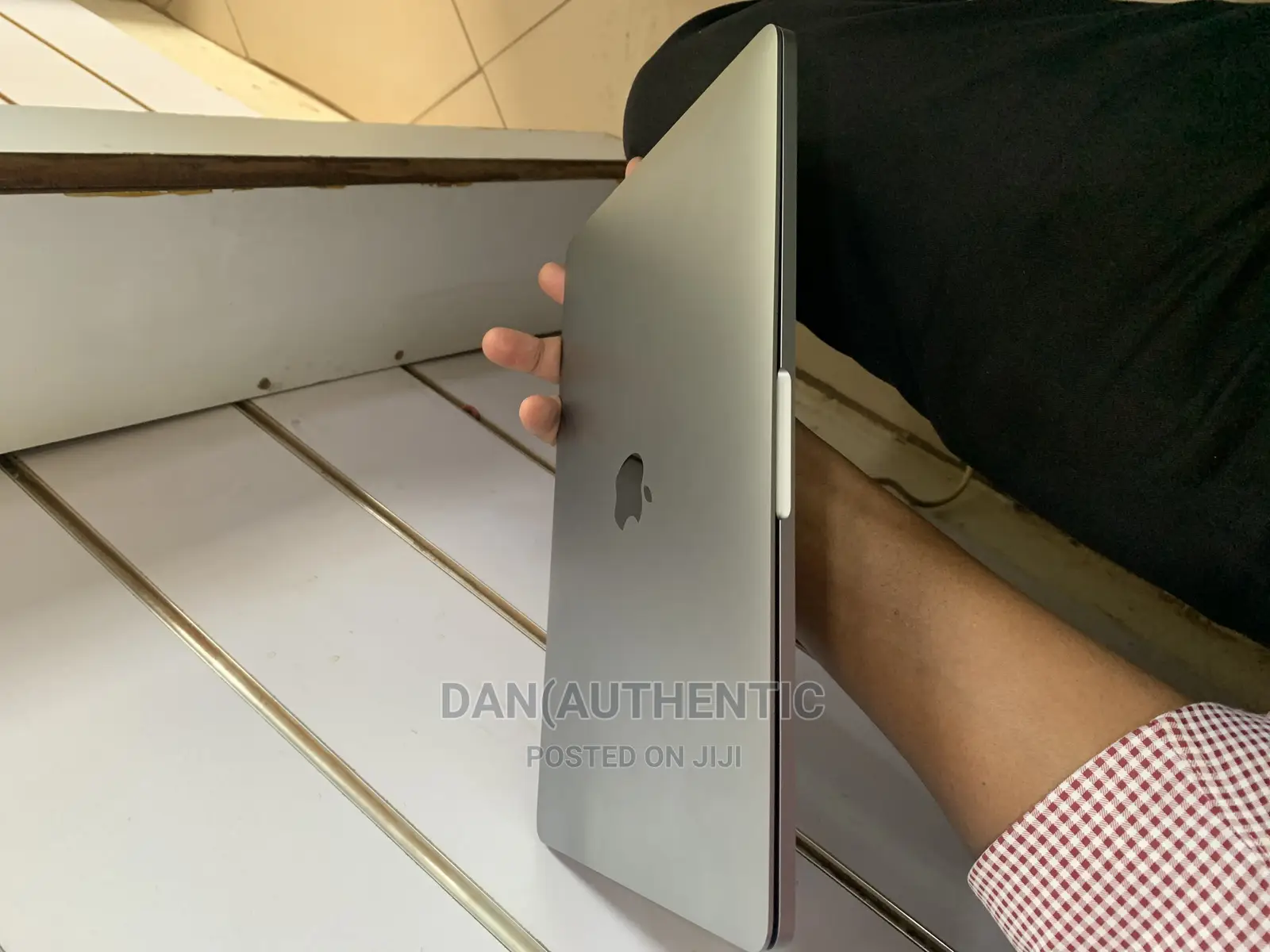 New Laptop Apple MacBook Pro 2020 8GB Intel Core I5 SSD 256GB