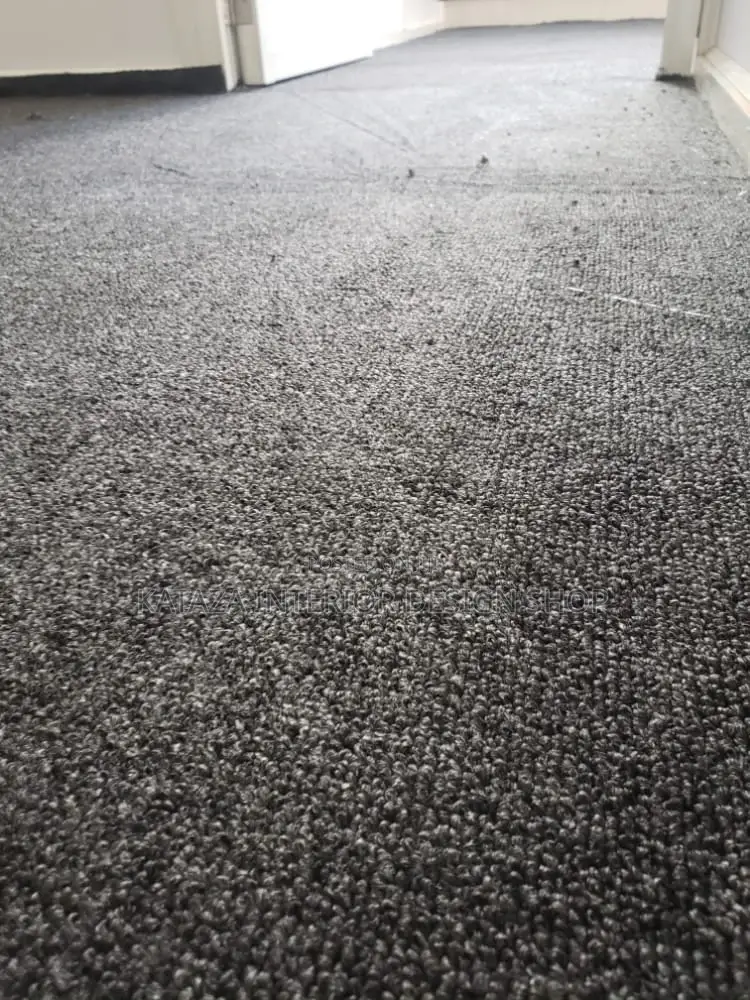 Level Quailty Grey Woolen Carpet