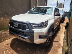 Toyota Hilux 2022 White