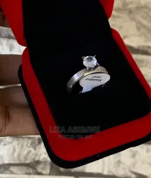 Engagement Rings Available With a Ring Box