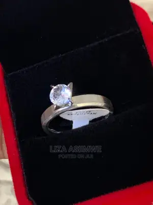 Engagement Rings Available With a Ring Box
