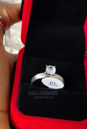Engagement Rings Available at a Good Price With a Ring Box