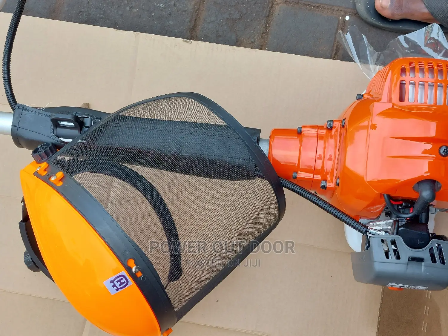 Husqvarnar 143r2 Trimmer/ Grass Cutter