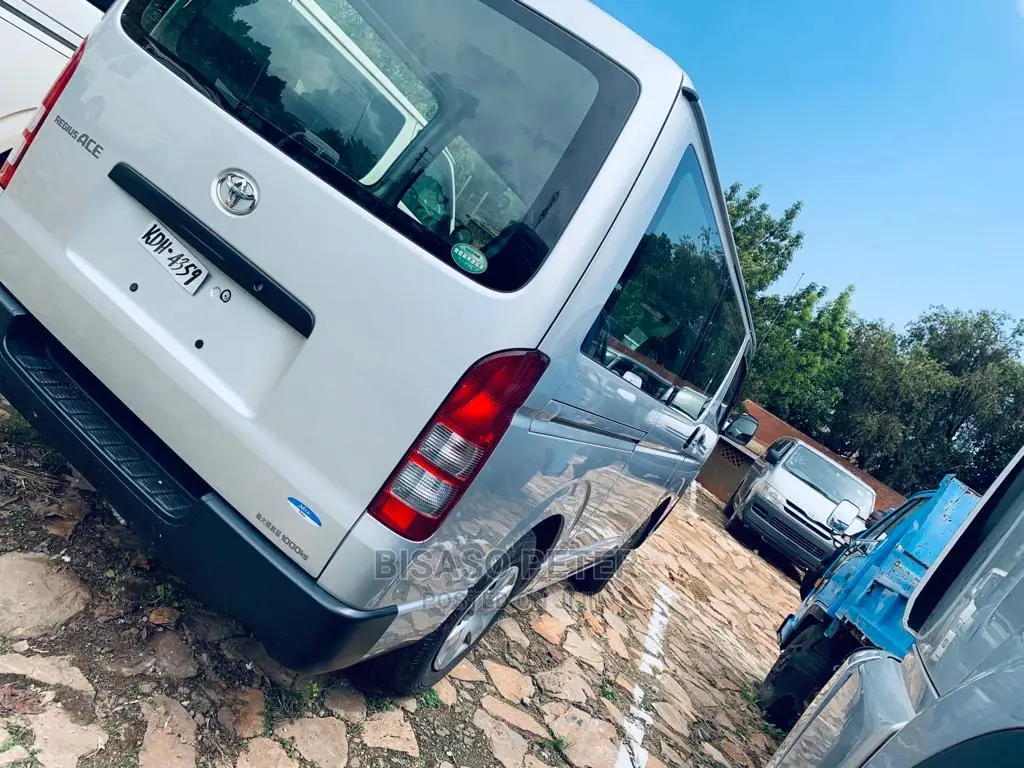 Toyota HiAce 2014 Silver