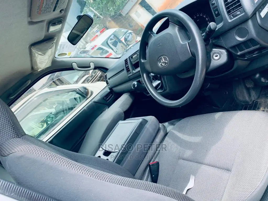 Toyota HiAce 2014 Silver