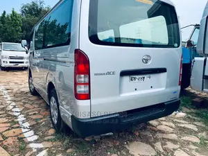Toyota HiAce 2014 Silver