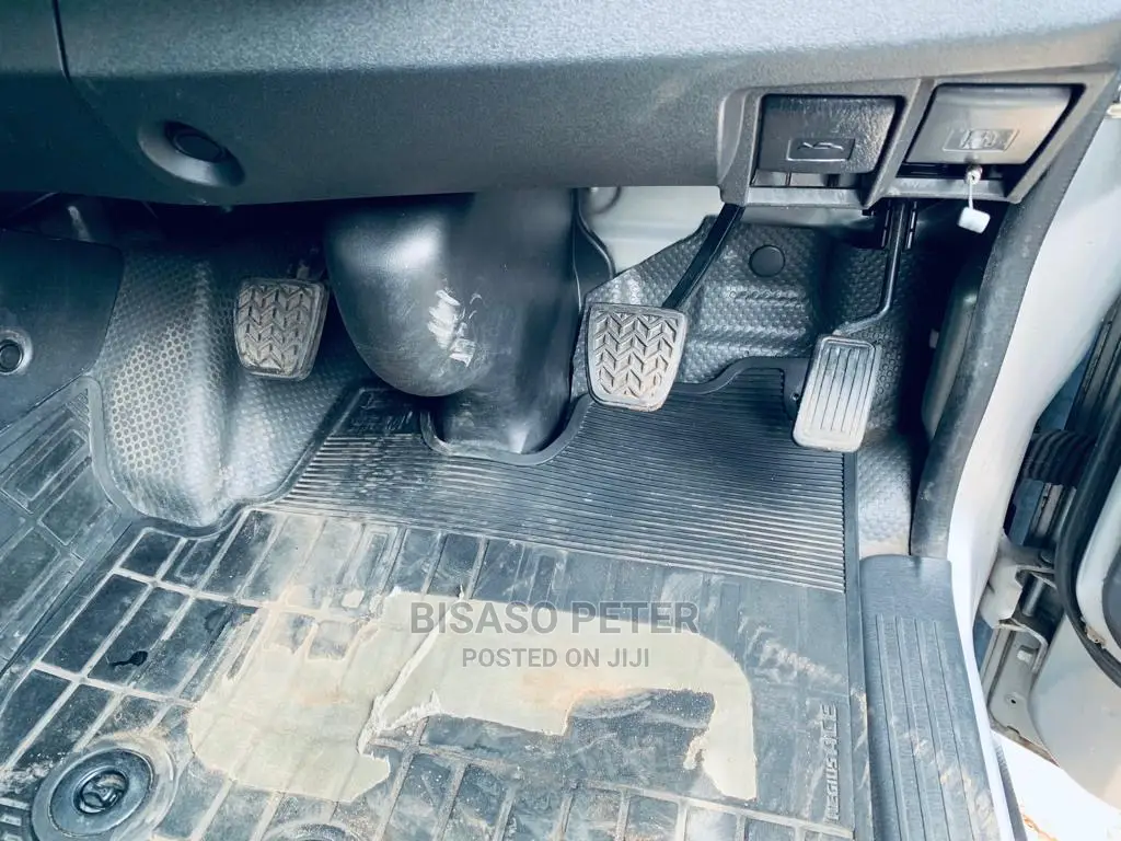 Toyota HiAce 2014 Silver
