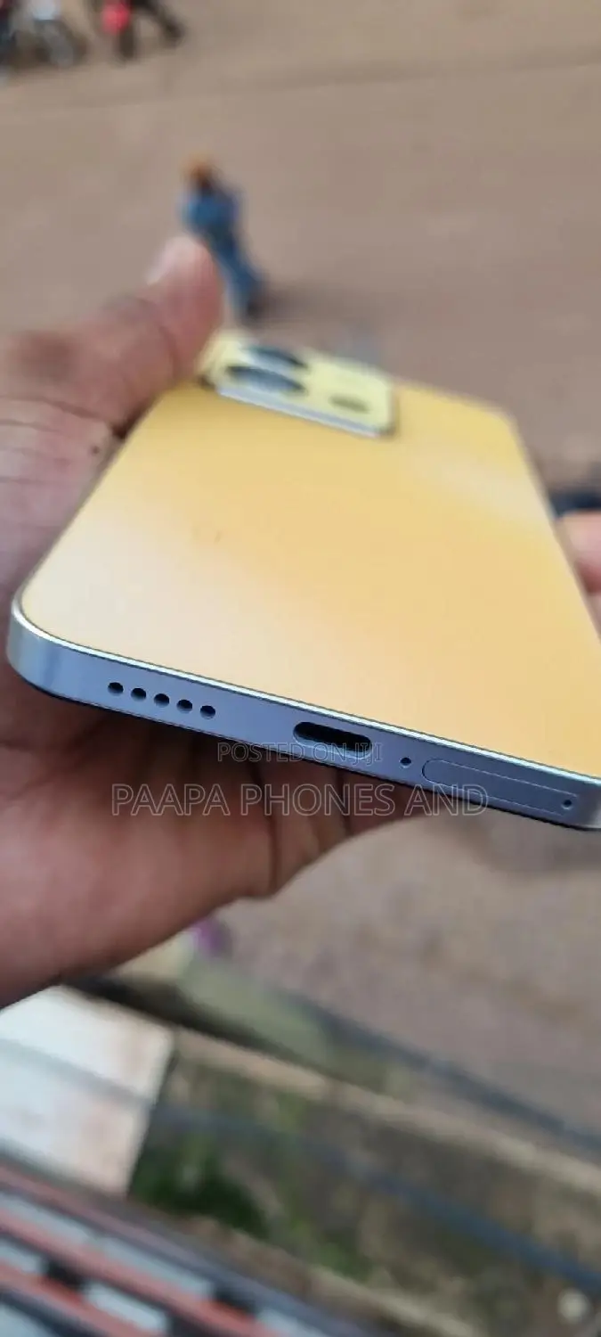 Vivo V25e 128 GB Yellow