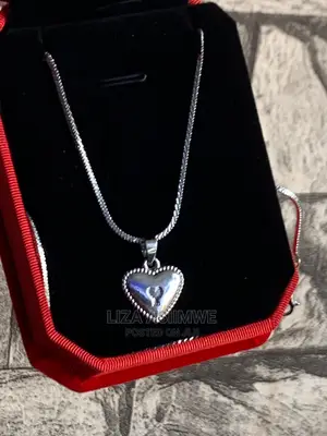 Lady’S Necklaces Available With a Gift Box at a Good Price