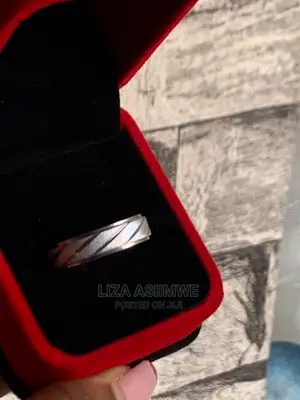Wedding Rings Available With a Ring Box and at a Good Price