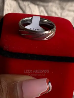 Wedding Rings Available With a Ring Box and at a Good Price