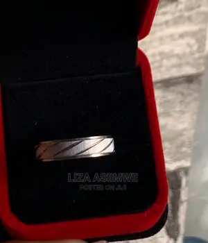 Wedding Rings Available With a Ring Box and at a Good Price