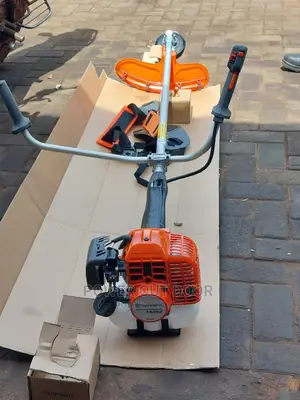 Husqvarnar 143r2 Trimmer/ Grass Cutter